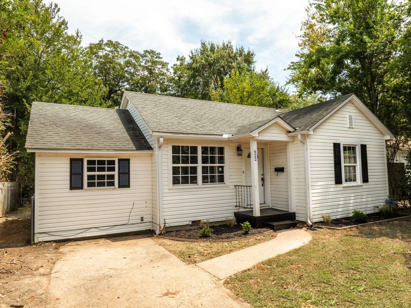FREE MONTH RENT! Freshly Updated 3 Bedroom House – photo 4