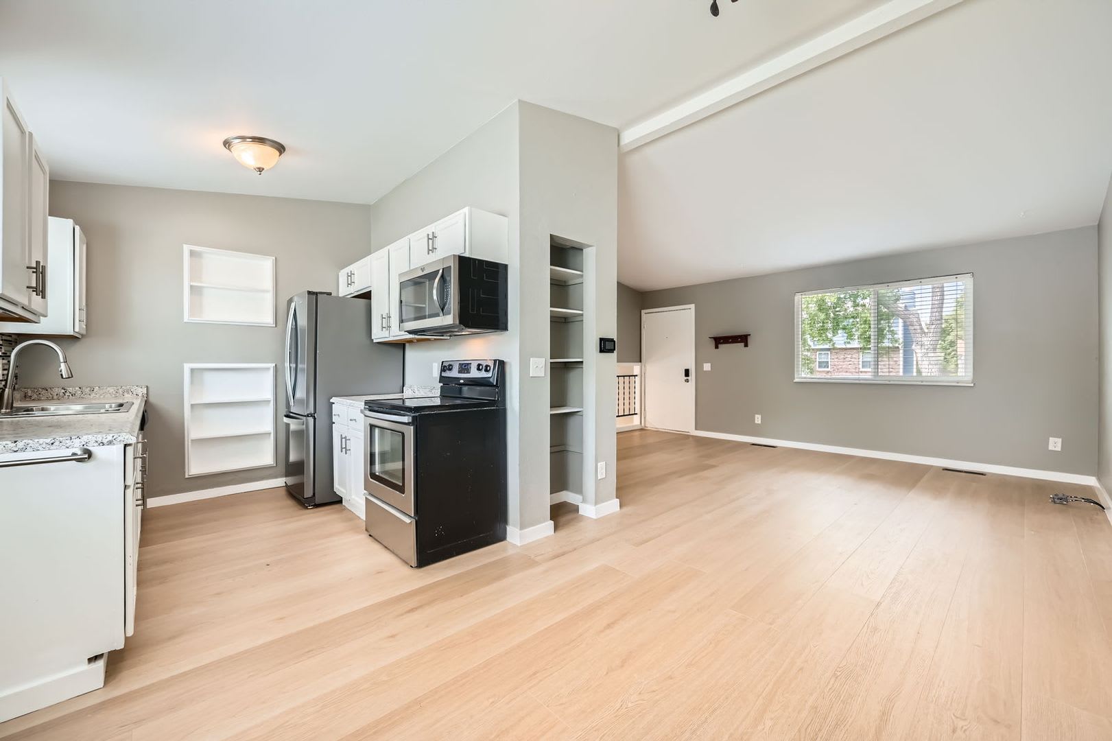 Spacious 3-Bedroom Aurora Home with Fenced Yard, Garage & Central AC – photo 4
