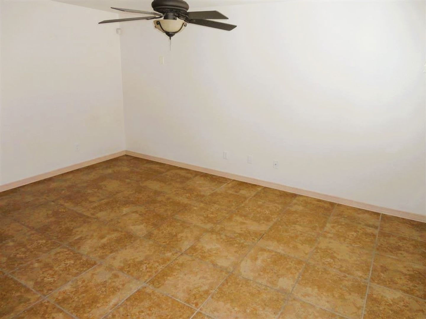 Dazzling Eastside Home With Refrigerated Air Situated On Large Cul De Sac Lot In Quiet Neighborhood – photo 3