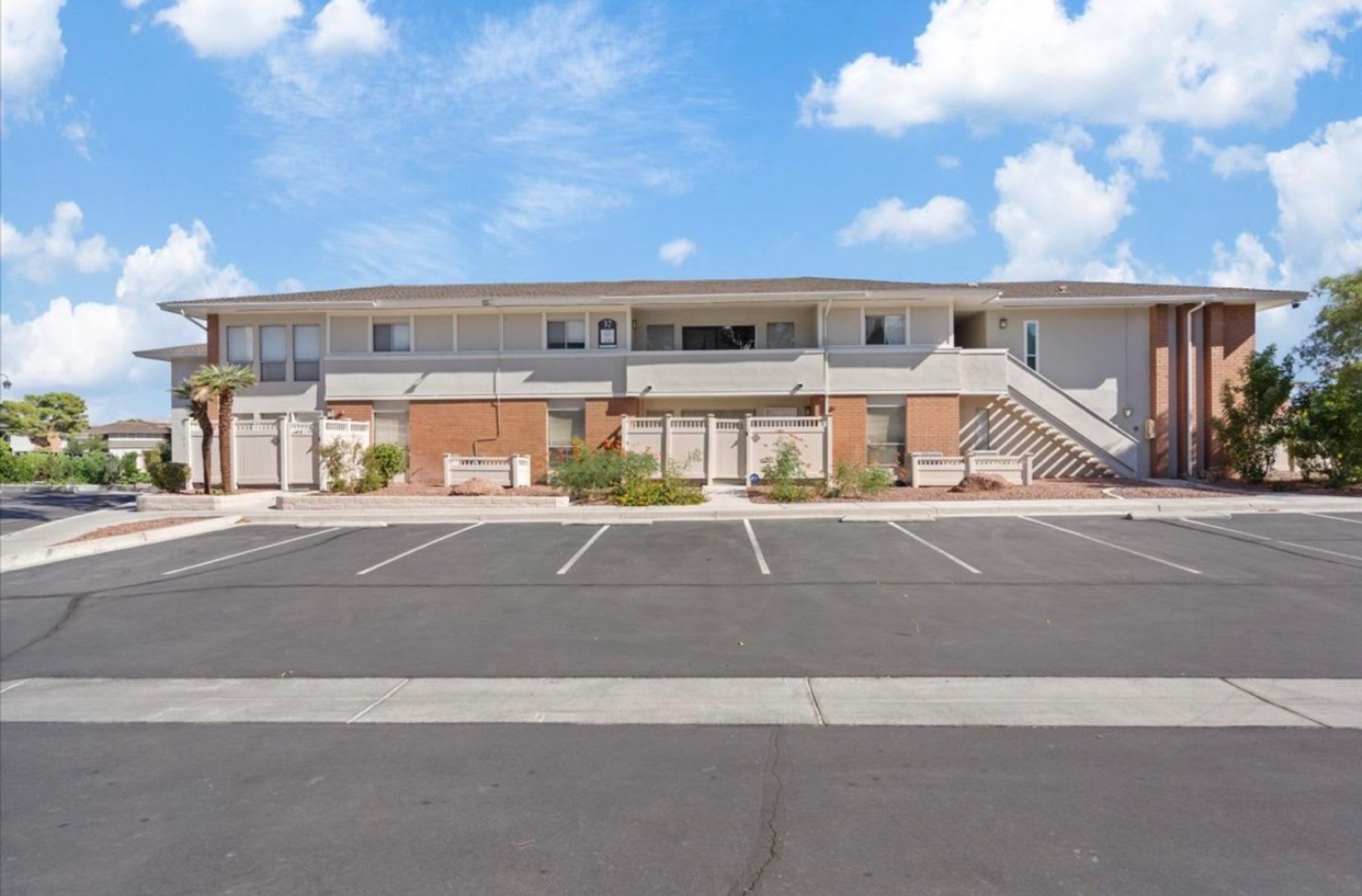 RENOVATED 3BD/2BA LV COUNTRY CLUB GUARD GATED – photo 2
