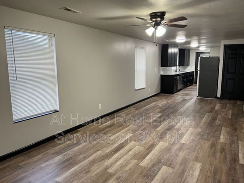 704 N Kansas Expy – photo 2