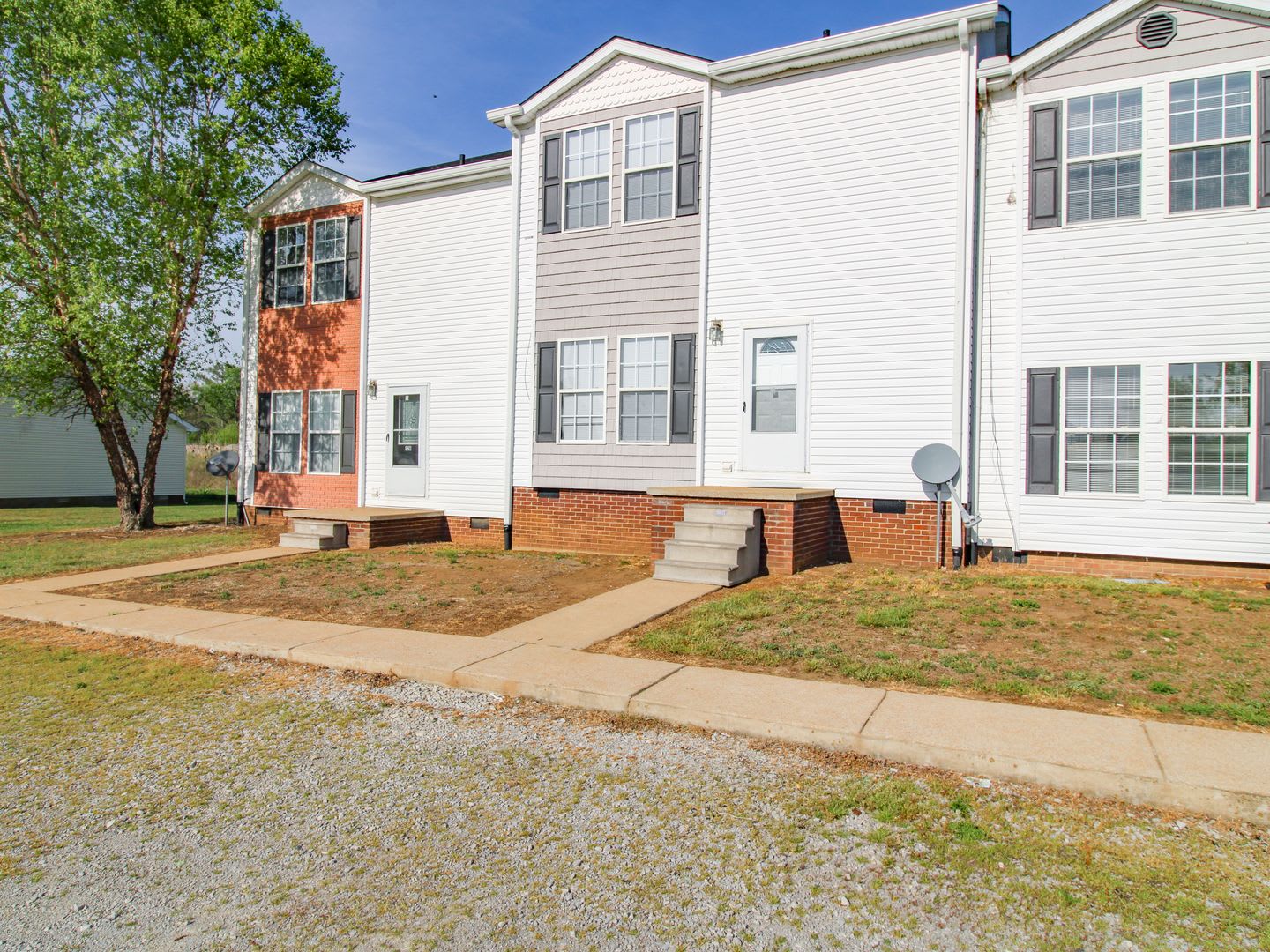 Stylish 3 Bedroom Townhome with Open Living Area – photo 3