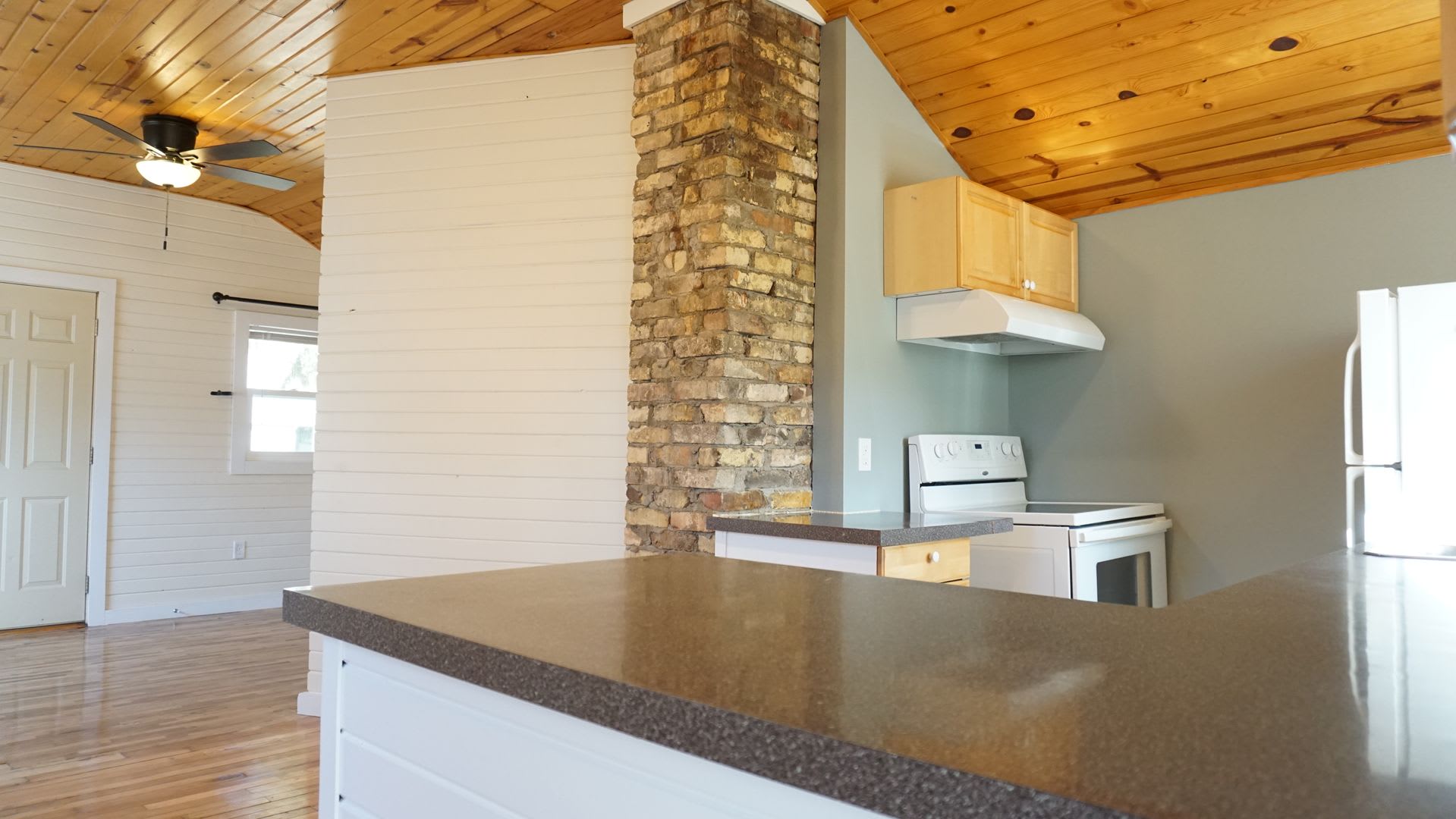 Cozy Cottage With Garage And Fenced Yard – photo 3