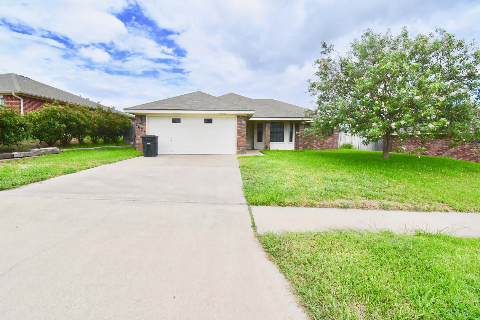 Inviting 3 Bedroom 2.25 Bath home in Hymesa Estates! – photo 1
