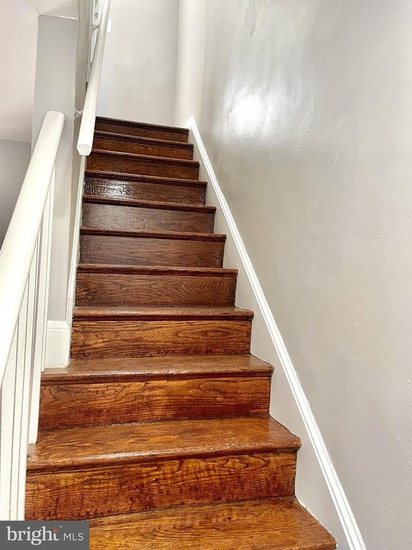 565 NELSON AVE E – photo 5
