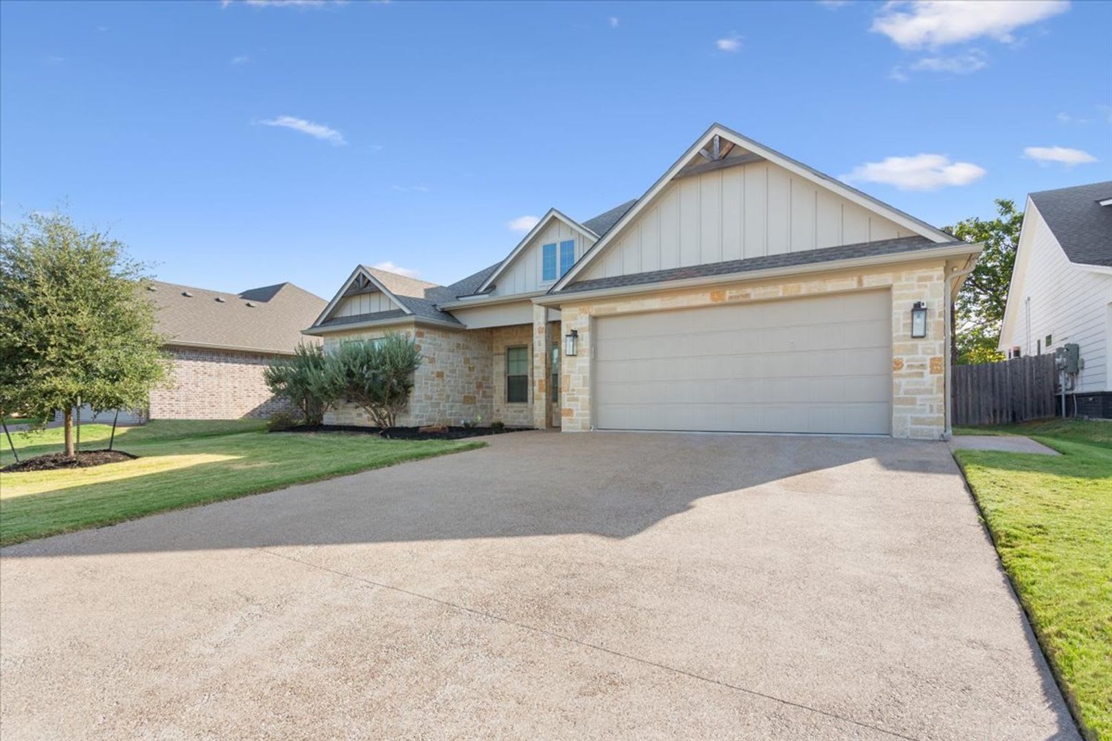 Executive 4 Bedroom home that feels brand new! – photo 2
