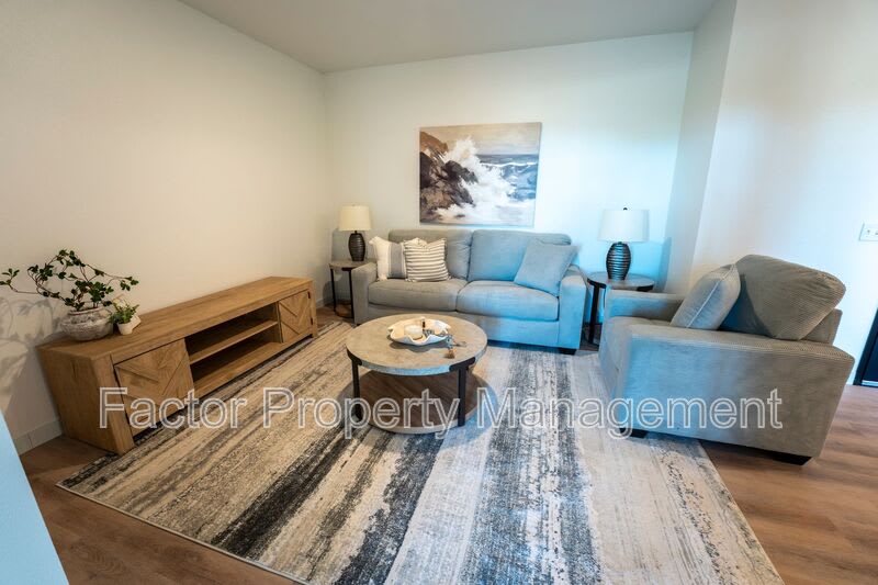 905 S. Victory Dr – photo 3