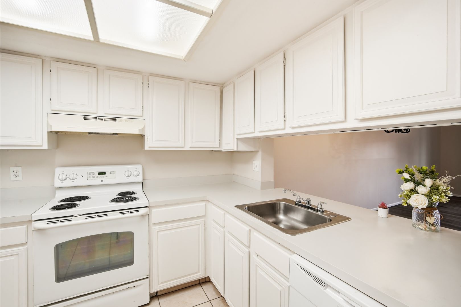 Move In Special Spacious 2Br 2Ba Condo With Pool View In Guard Gated River Oaks Community – photo 5
