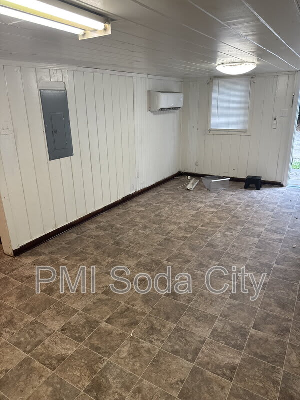 211 E Brooks St – photo 3