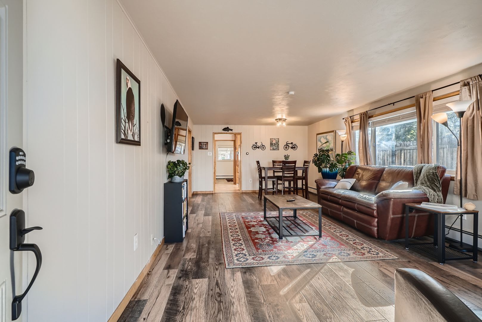 AVAILABLE NOW, LARGE YARD AND DETACHED 2 CAR GARAGE, UPDATED FLOORS AND BATH, $0 DEPOSIT OPTIONS! – photo 2