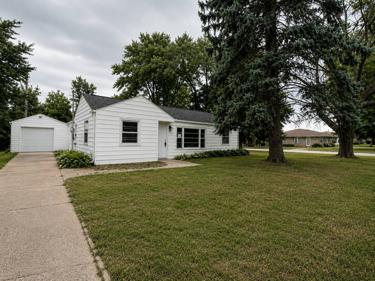 Spacious Ranch Style Home With Attached Garage in Silvis! – photo 1