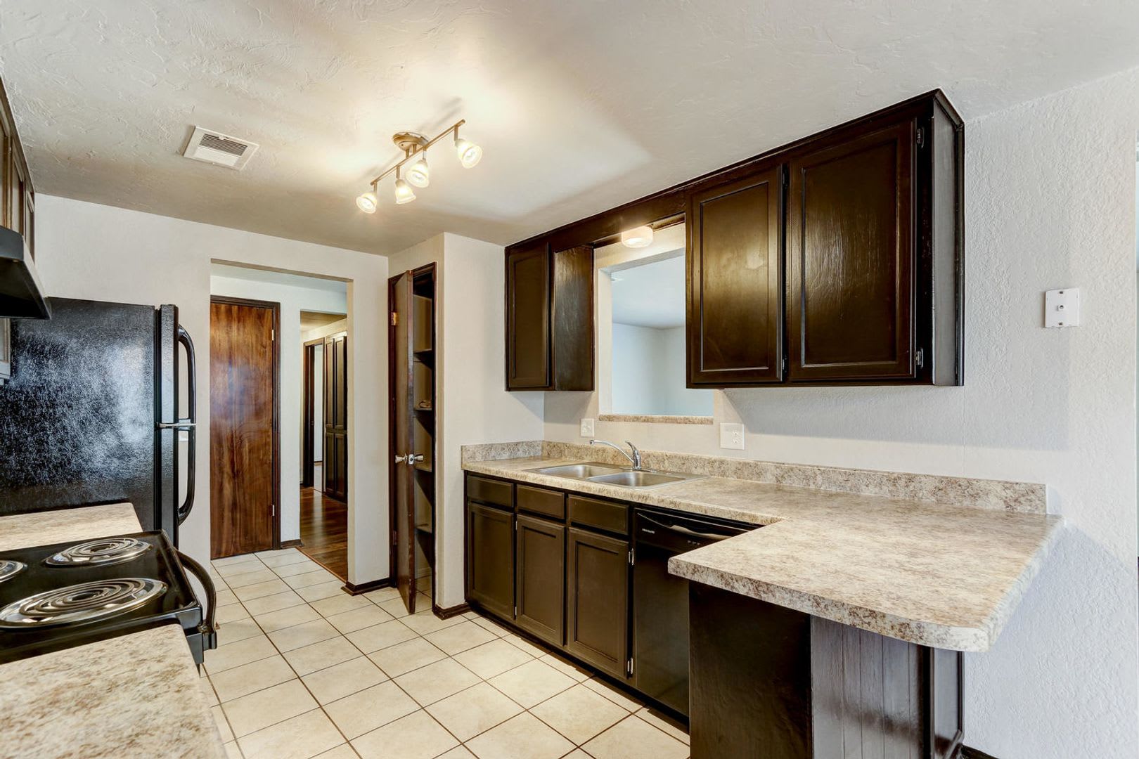 3 bed, 2 bath home in Yukon, ok – photo 5
