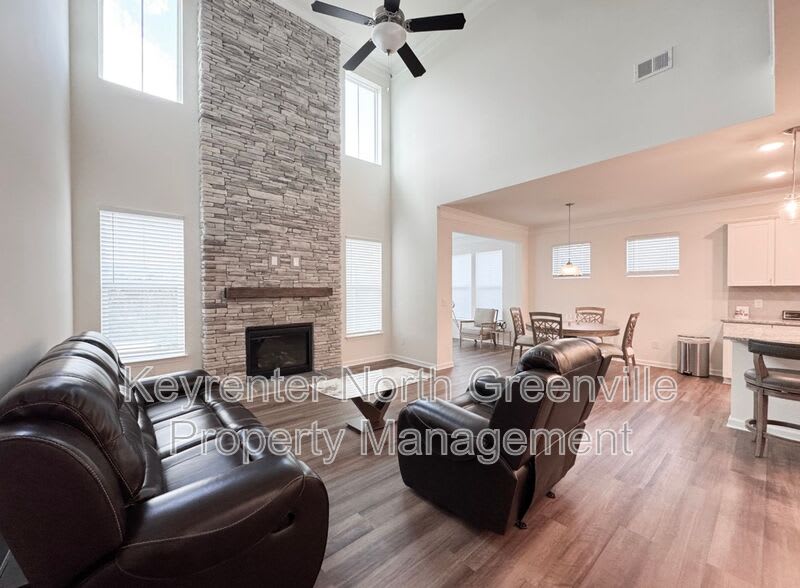612 Columbus Cir – photo 3