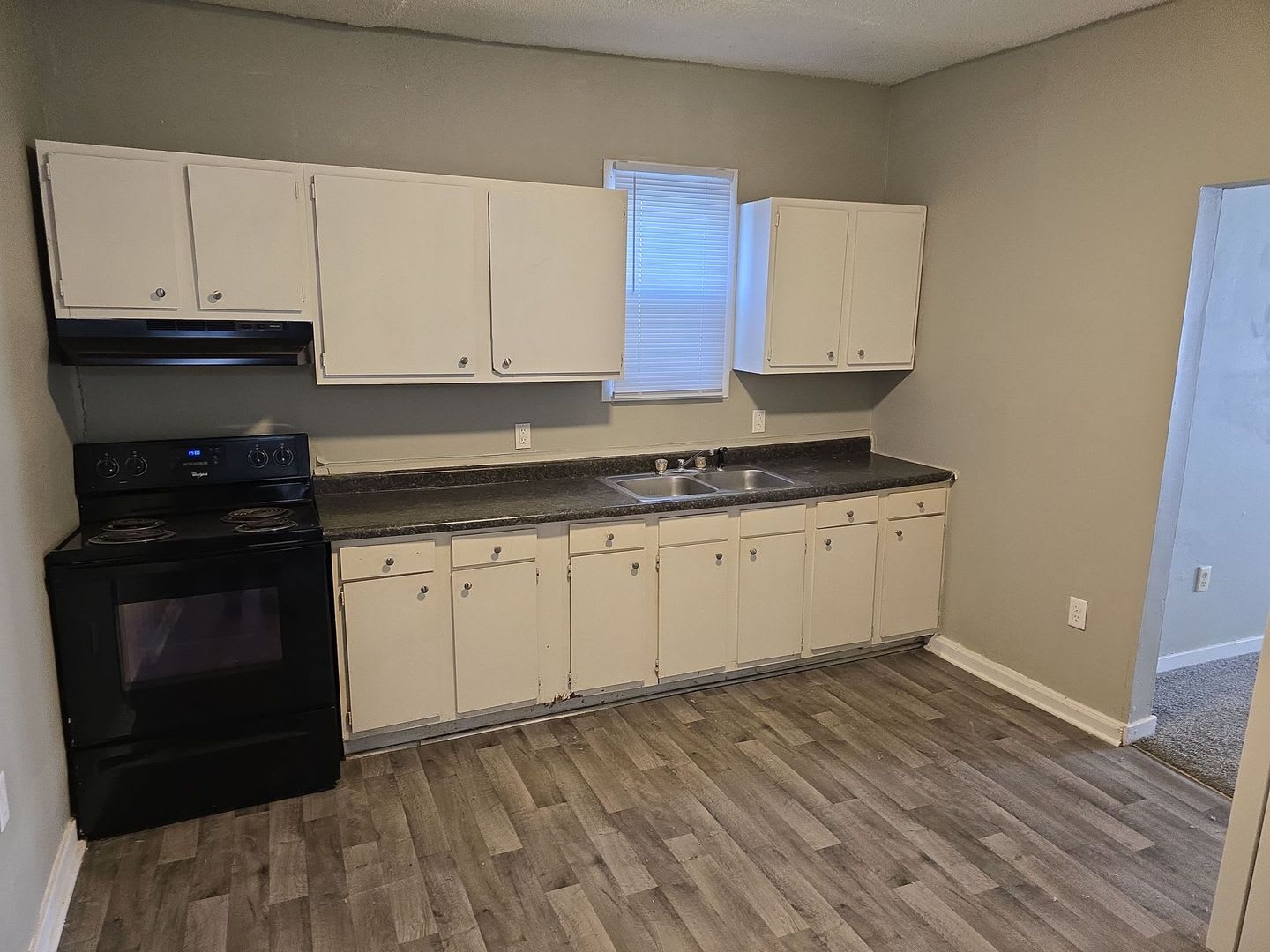 Spacious 2 Bedroom Home Nice Yard Pet Friendly Washer Dryer Hookups New Flooring – photo 1
