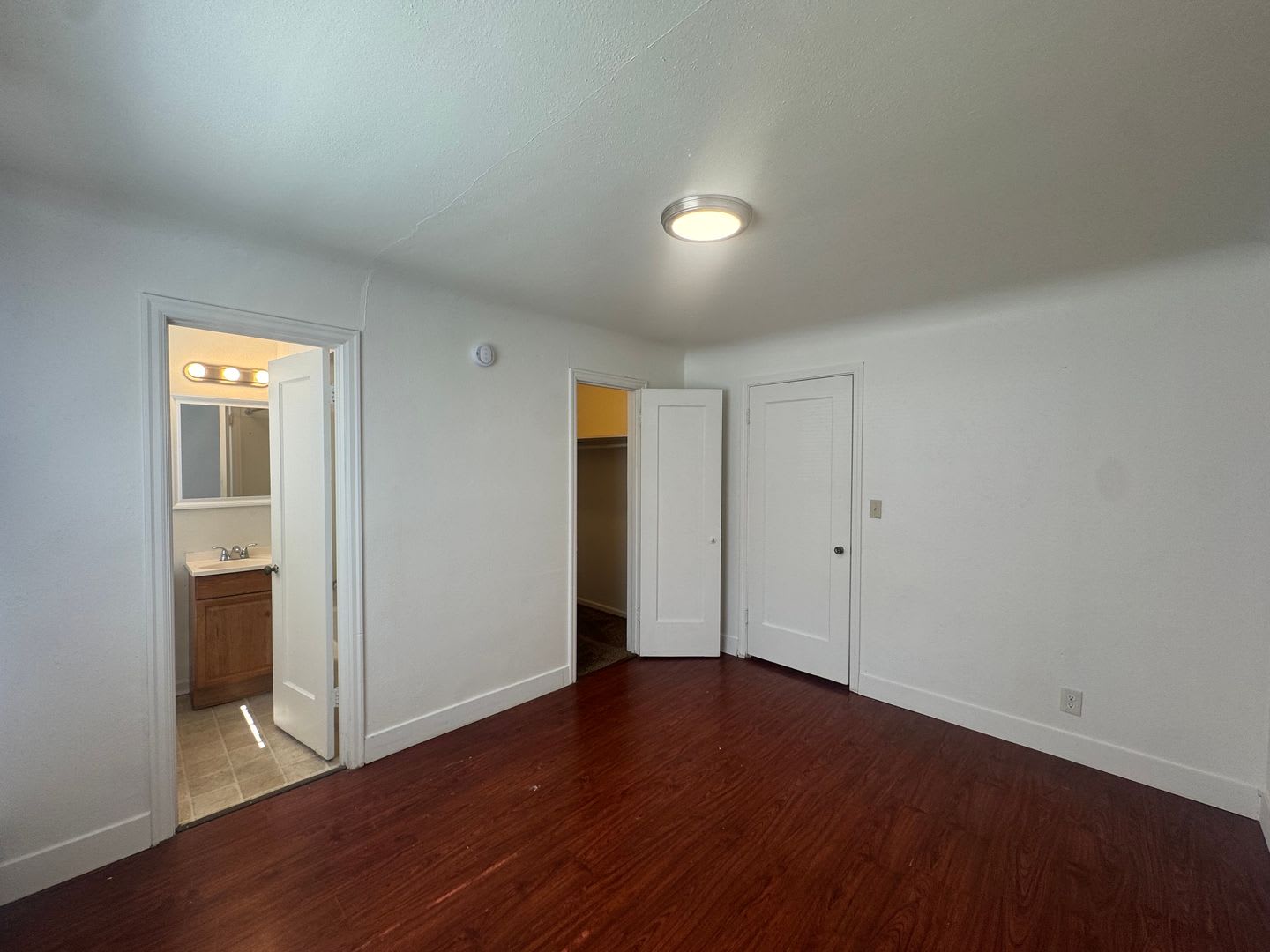 COZY 1BD/1BA LOWER SOUTH HILL APARTMENT – photo 4