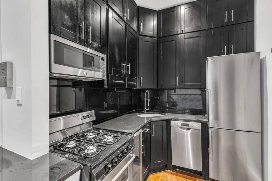 562 Hudson St – photo 3