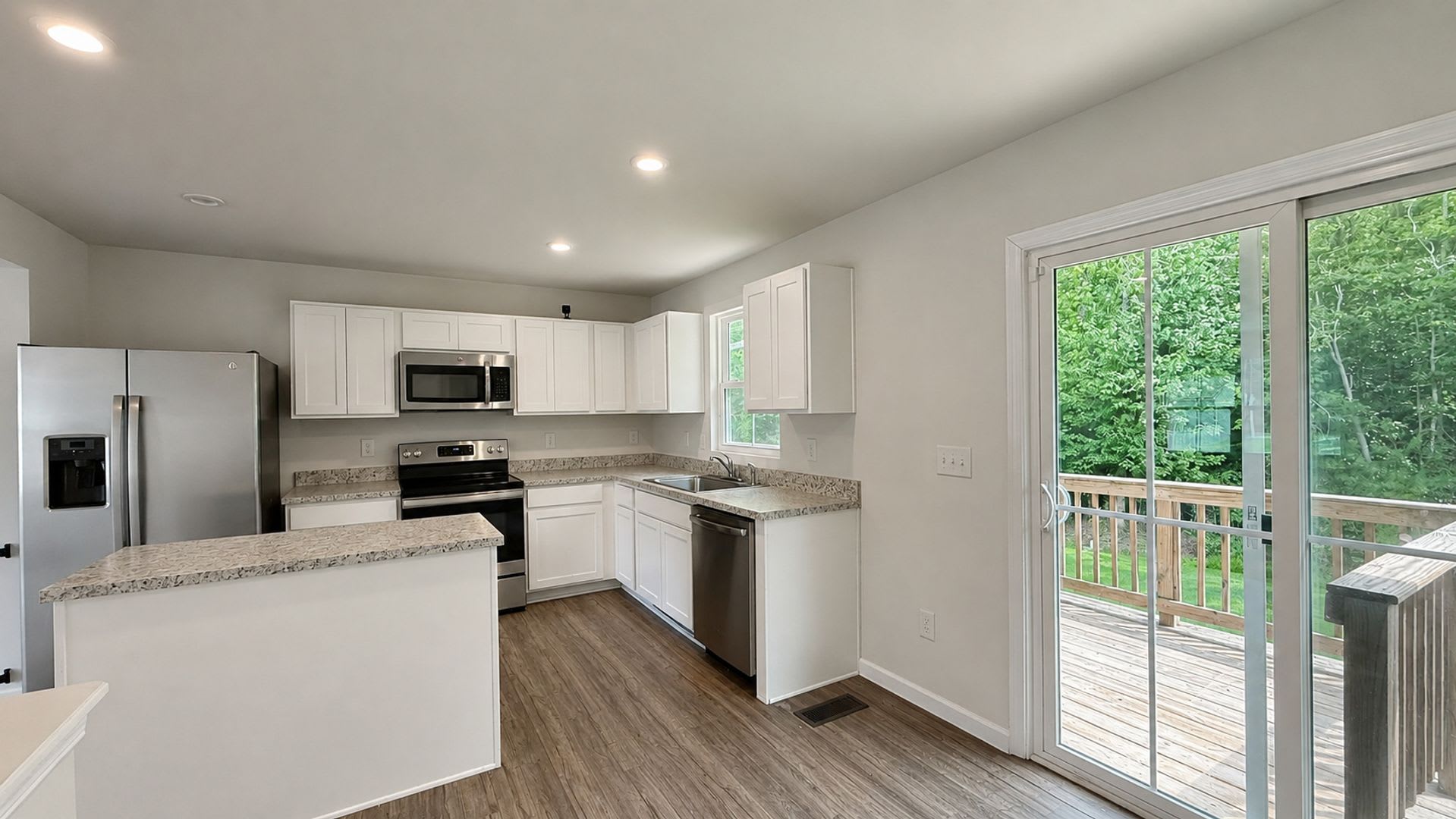 Charming 3-Bedroom Suffolk Home with Garage & Deck – photo 3