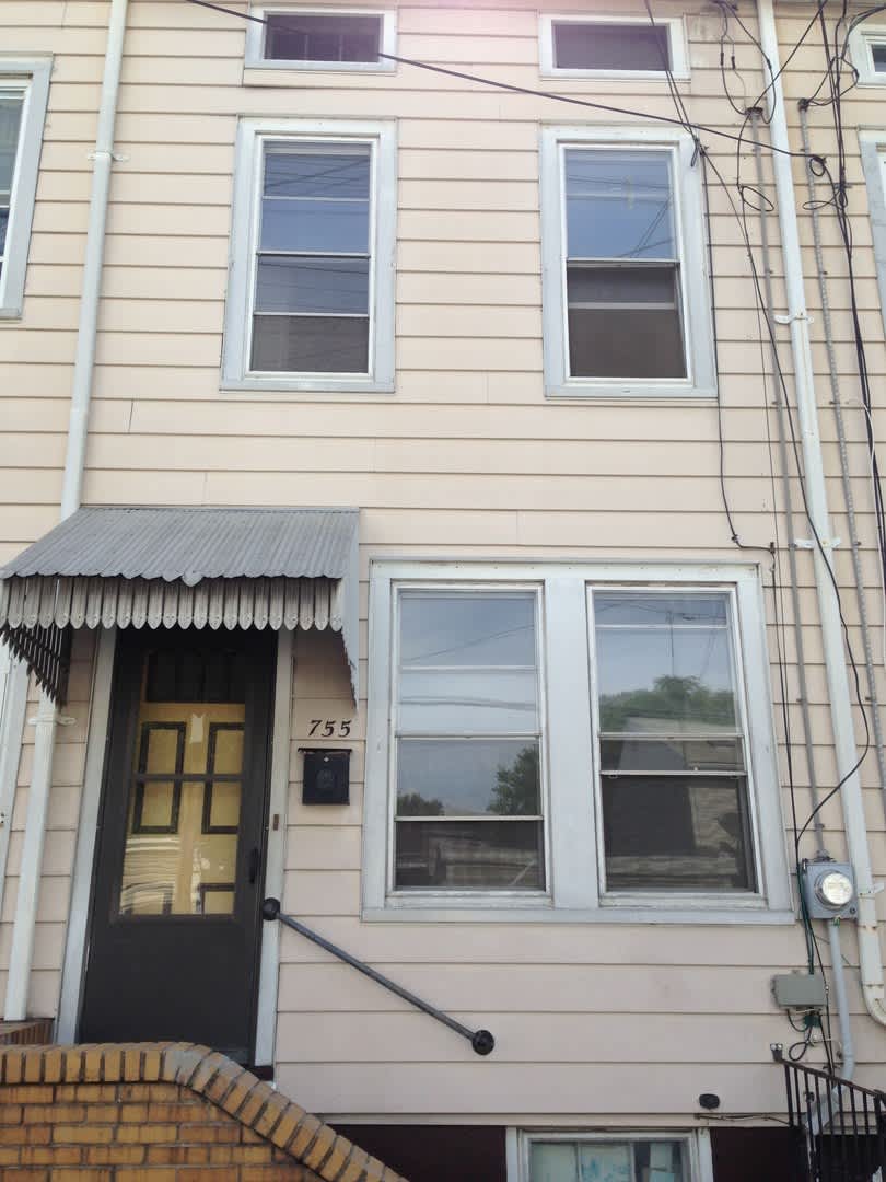 Great Home!! Spacious Living Area! Back Yard and Deck! Washer/Dryer Hook-Ups! – photo 1