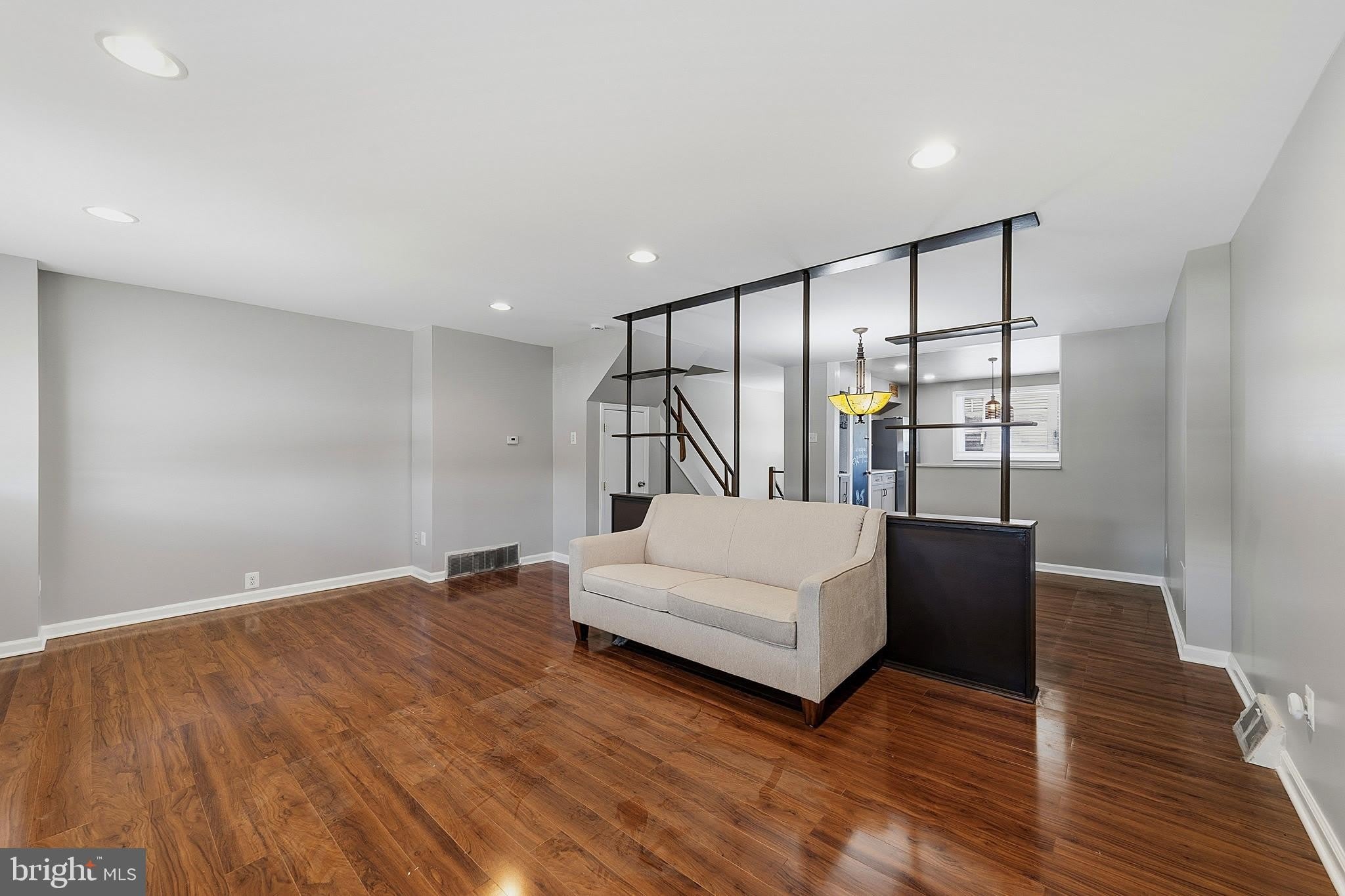 1135 W THOMPSON Street – photo 5