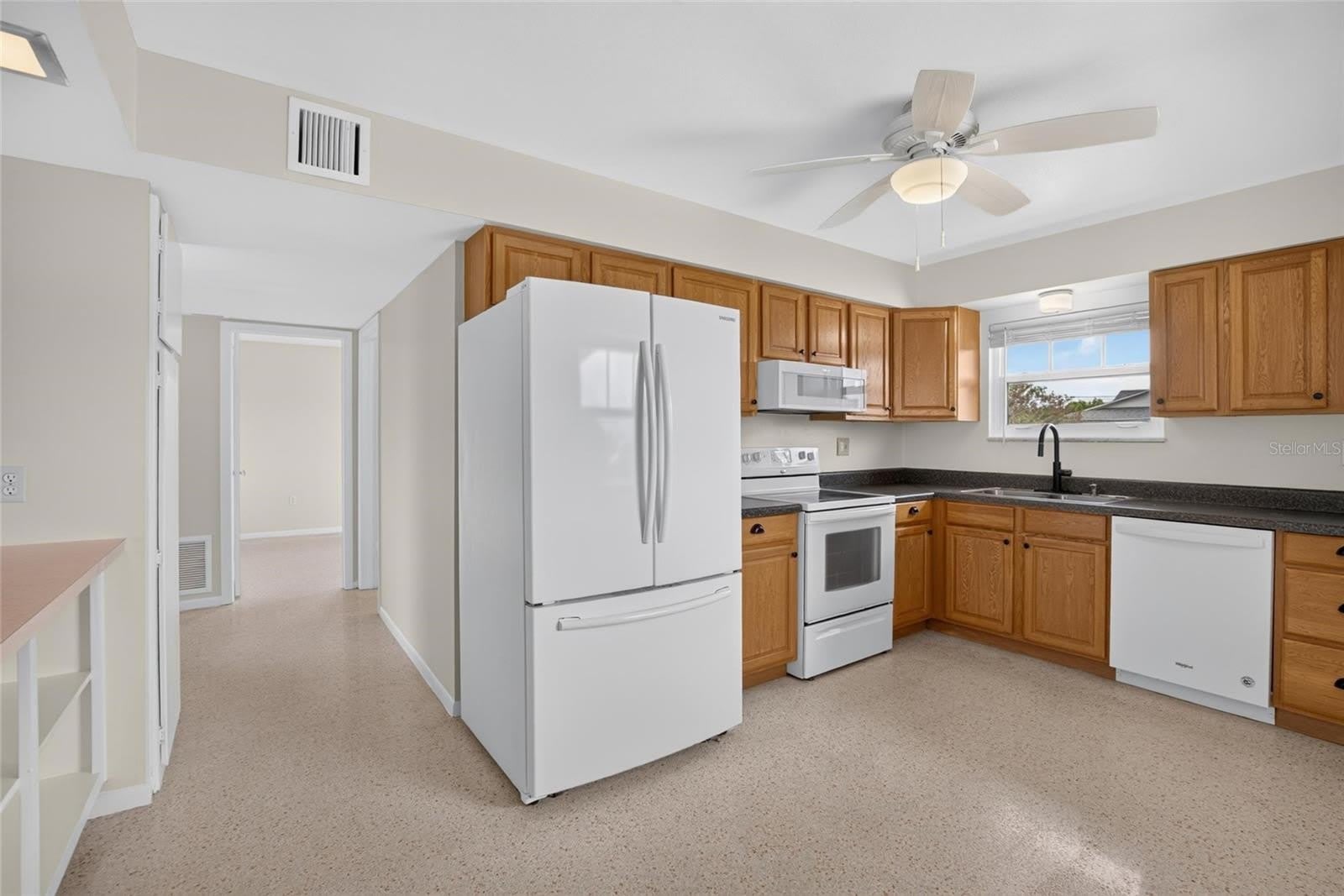 705 THUNDERBIRD Avenue – photo 4