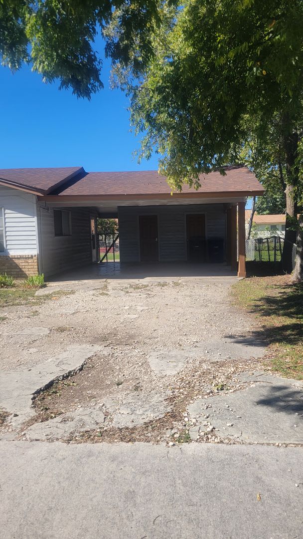 Charming 3-Bedroom, 1-Bath Home with Large Backyard – Fully Furnished! – photo 3