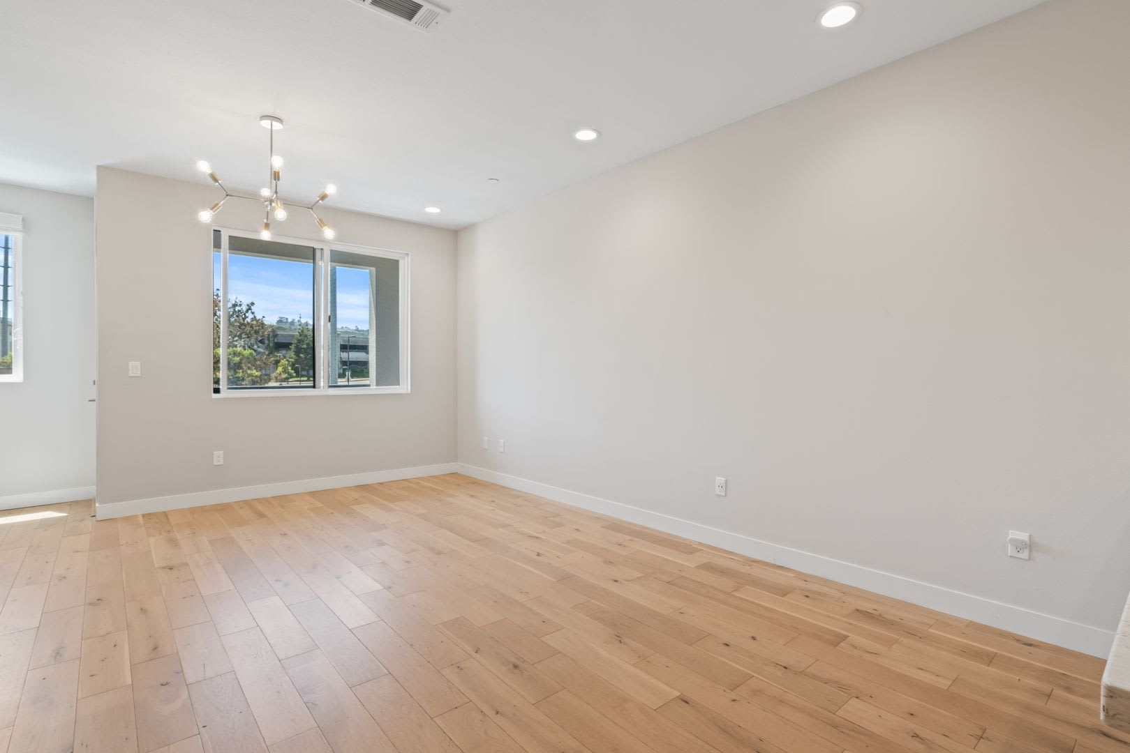 Built in 2017! Rarely available 3Bed/3Bath Townhome in SSF – photo 3