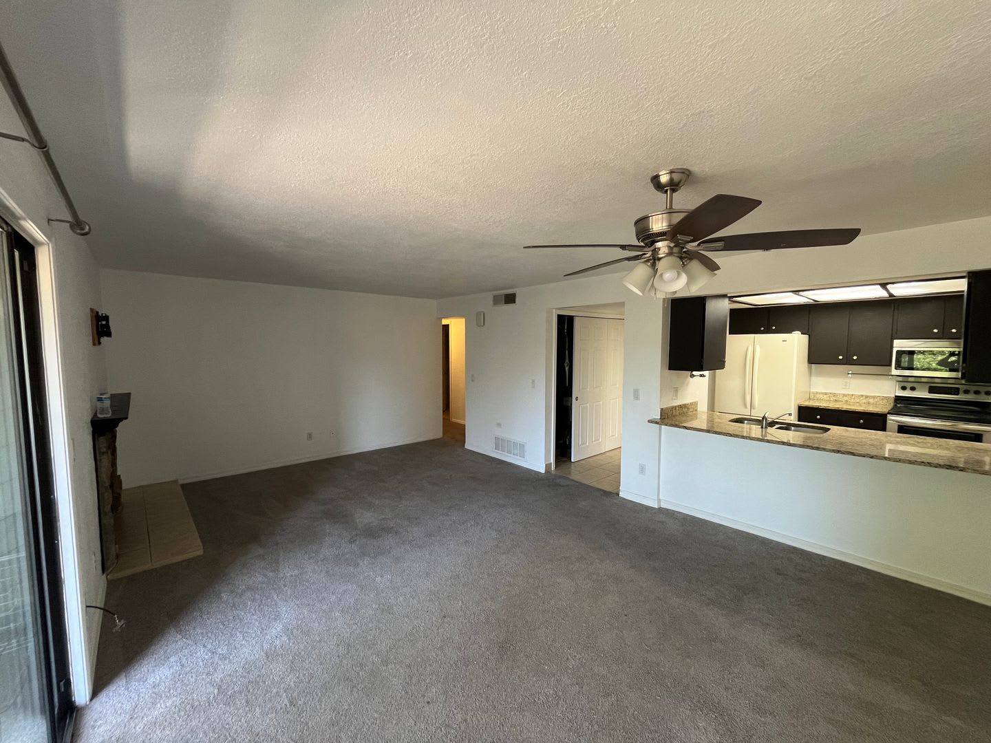 Bright 2 Bed 2 Bath Condo in great location! – photo 4