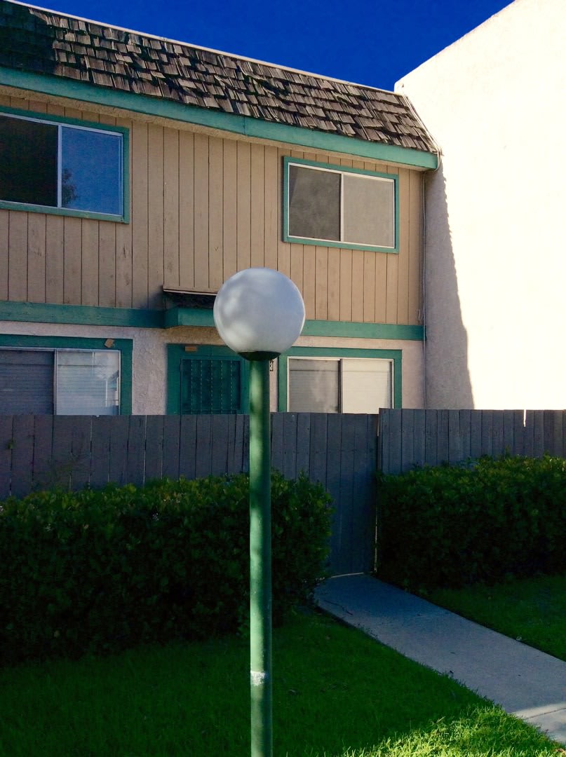 2 BEDROOM 1.5 BATH TOWNHOME – photo 1
