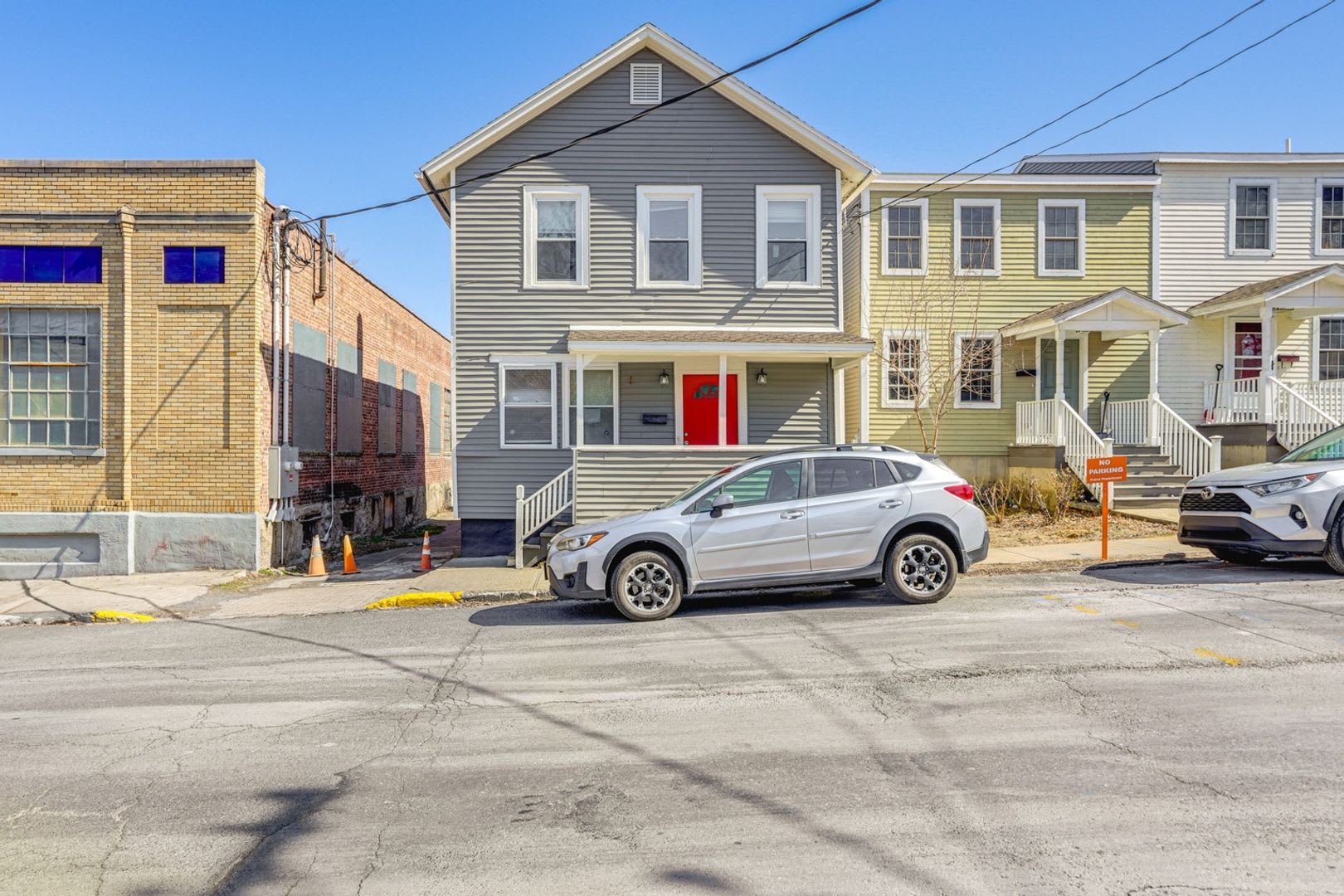 Renovated 2 Bedroom + Den w/ Private Garden Access – photo 1