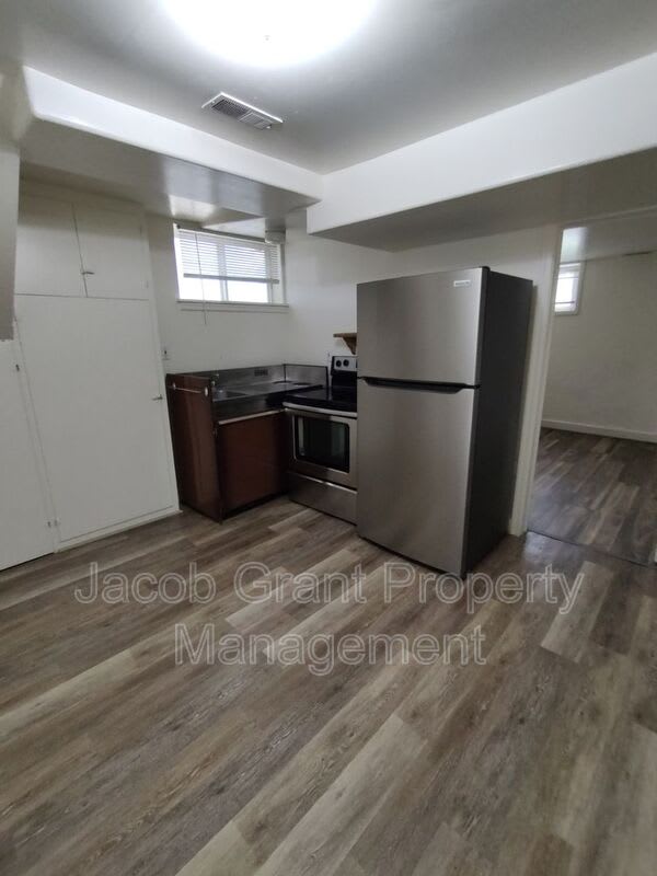 1110 E Lewis St – photo 3