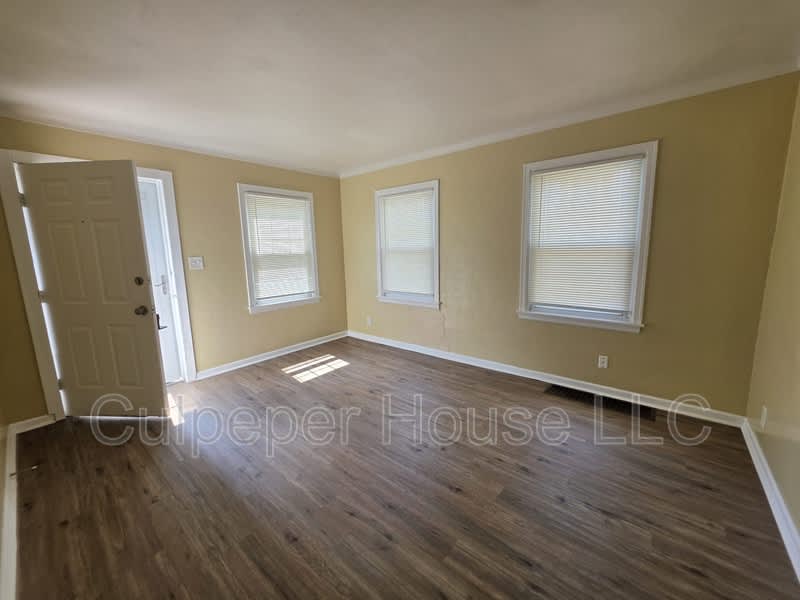1030 Hawk St – photo 1