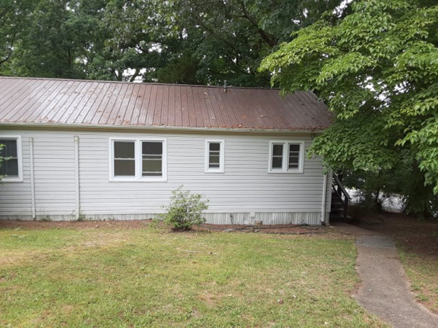 Move in Ready and Located in Oak Ridge – photo 1