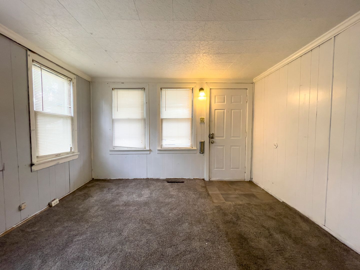 For Rent 912 S Penn St Cozy 3 Bedroom Home With A Fenced In Yard Detached Garage Washer Dryer Hookups Section 8 Approved – photo 3