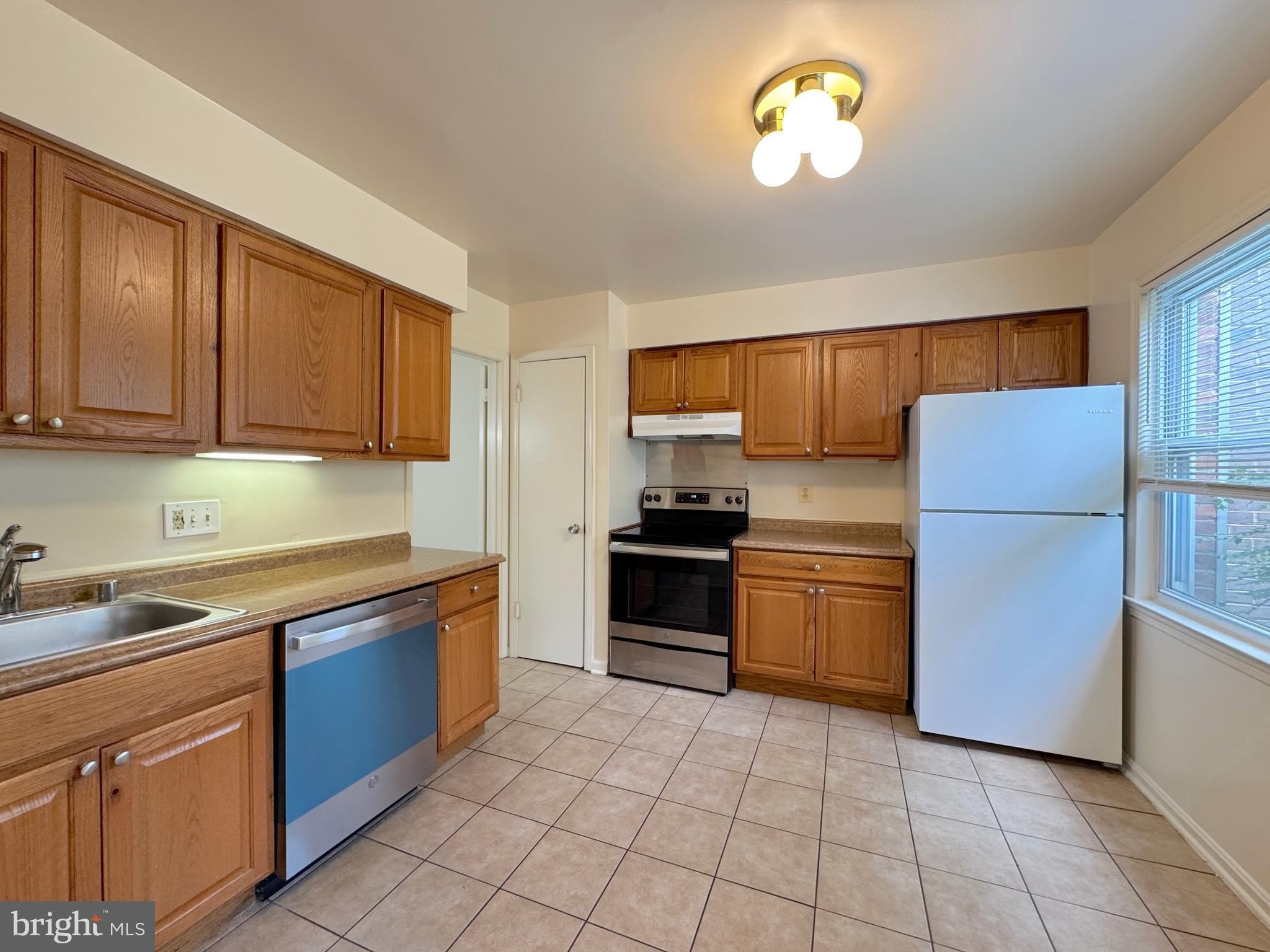 4104 SIDEBURN Road – photo 3