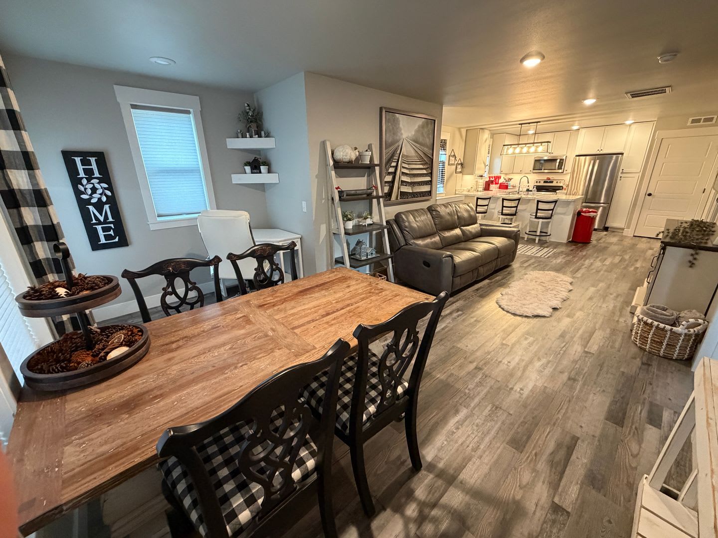 Modern 2 Bedroom Home In Quiet New Neighborhood Fully Furnished Pet Friendly Garage More – photo 2