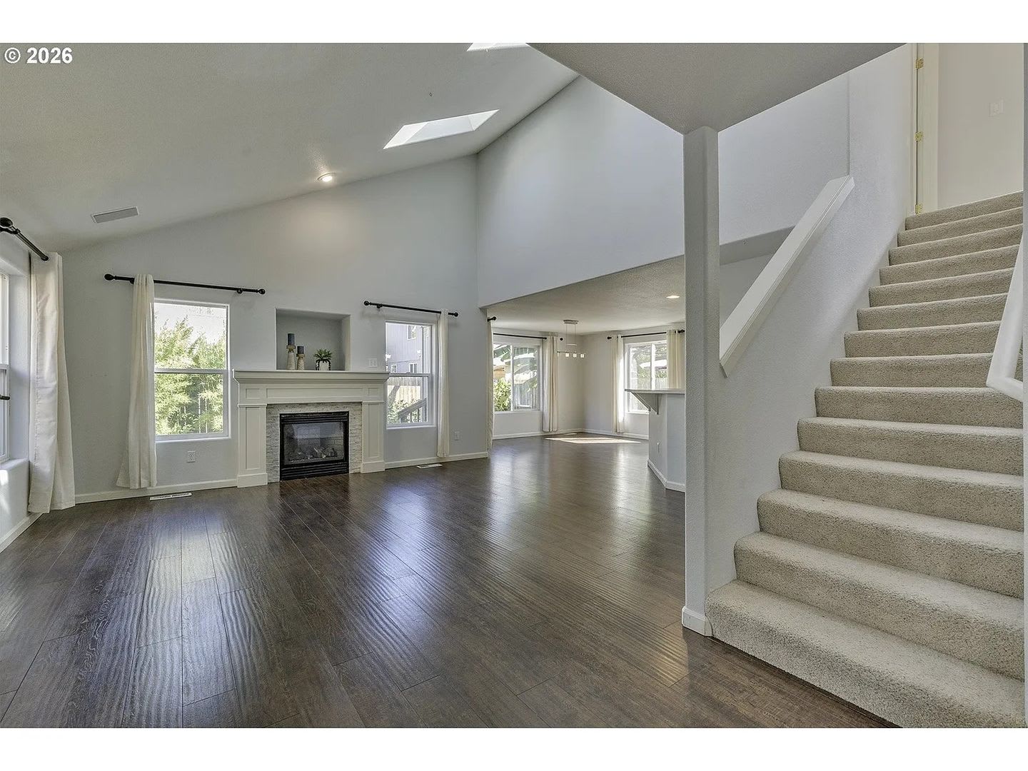 Spacious Hillsboro 3 Bedroom Home with Vaulted Ceilings, Office, Open Kitchen & 2-Car Garage – photo 4