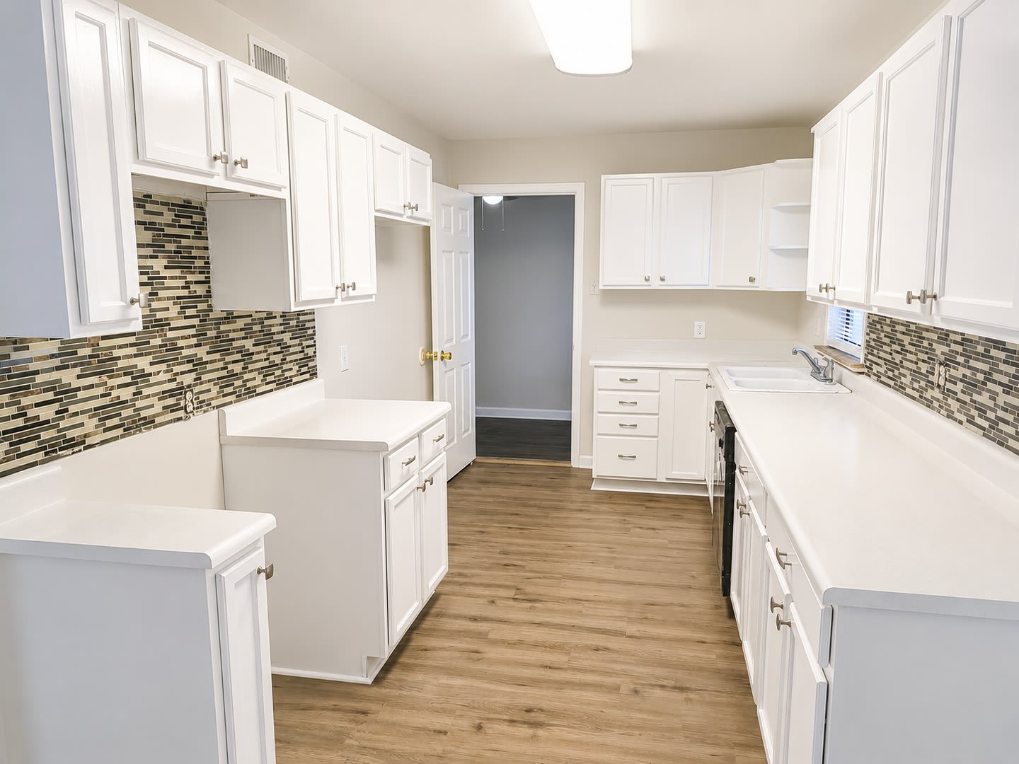 Charming, FULLY REMODELED 3 BED/1 BATH HOME AVAILABLE NOW! – photo 2