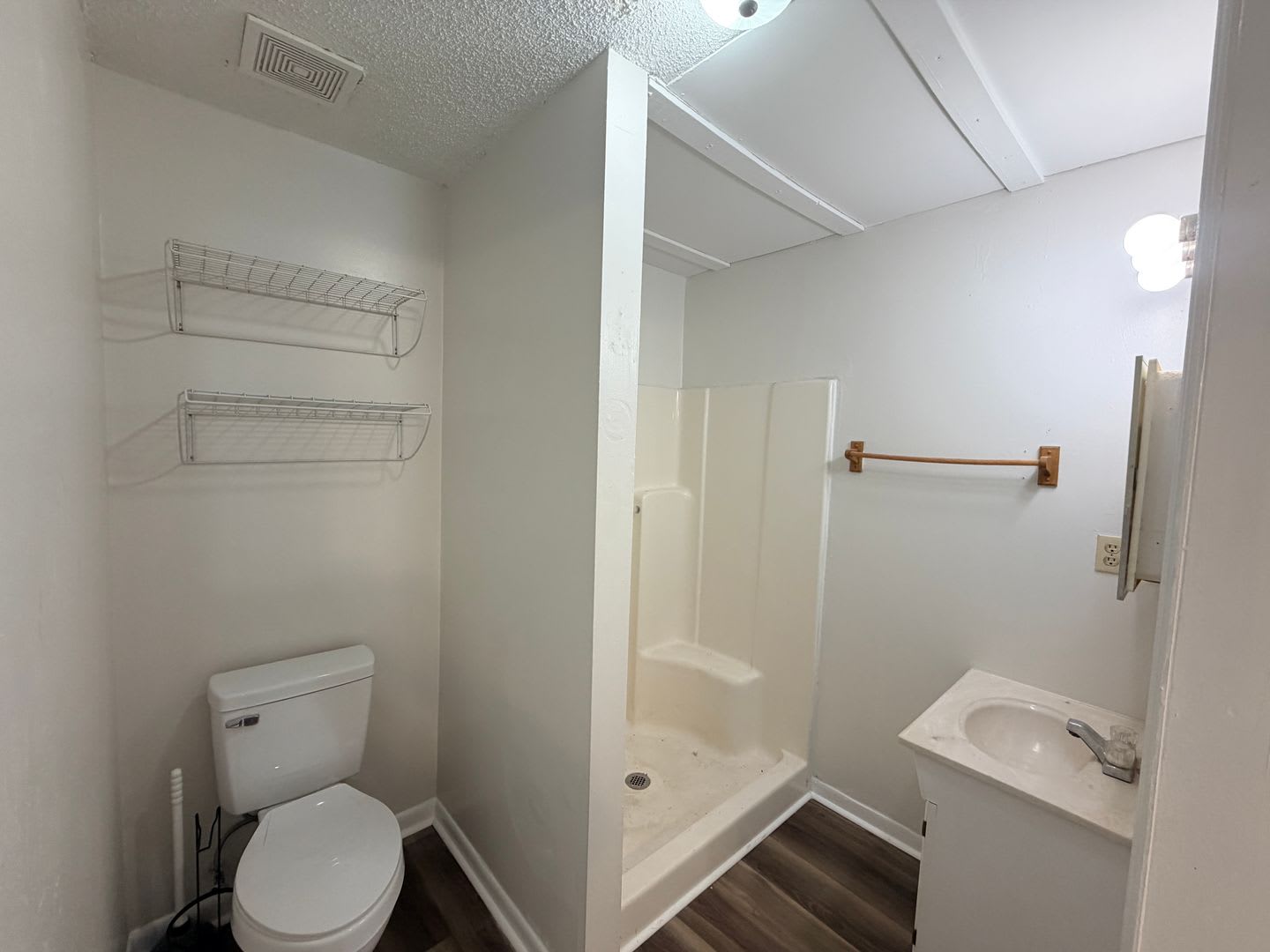 1706 Azalea Dr This Spacious 800 Sq Ft 1 Bedroom 1 Bathroom Apartment Offers Comfortable Living With Flat Rate Utilities – photo 2