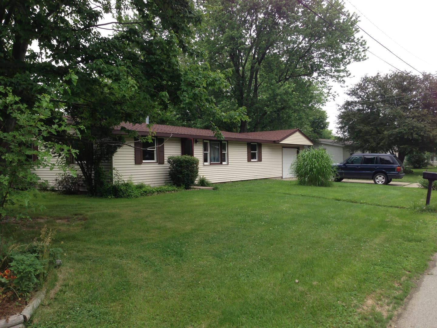 Large 3bd/1bth Single Family Home Near Caterpillar/Newtown Fitness – photo 2