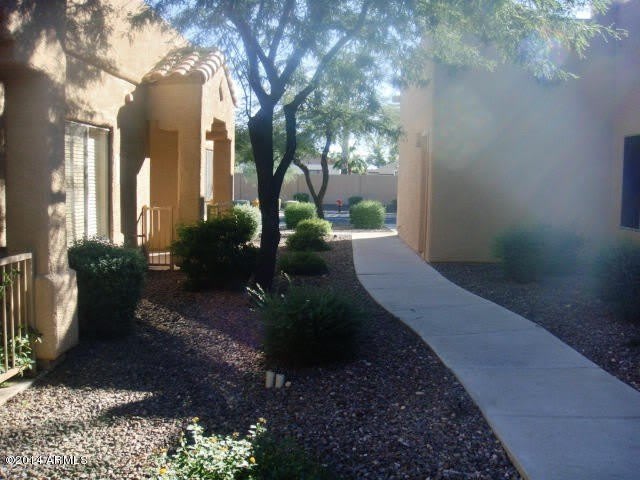 8800 N 107Th Avenue – photo 1