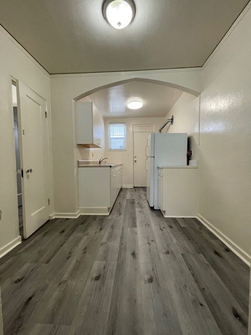 Quaint Studio Freshly Painted With Modern Fixtures With Front And Back Entrance – photo 5