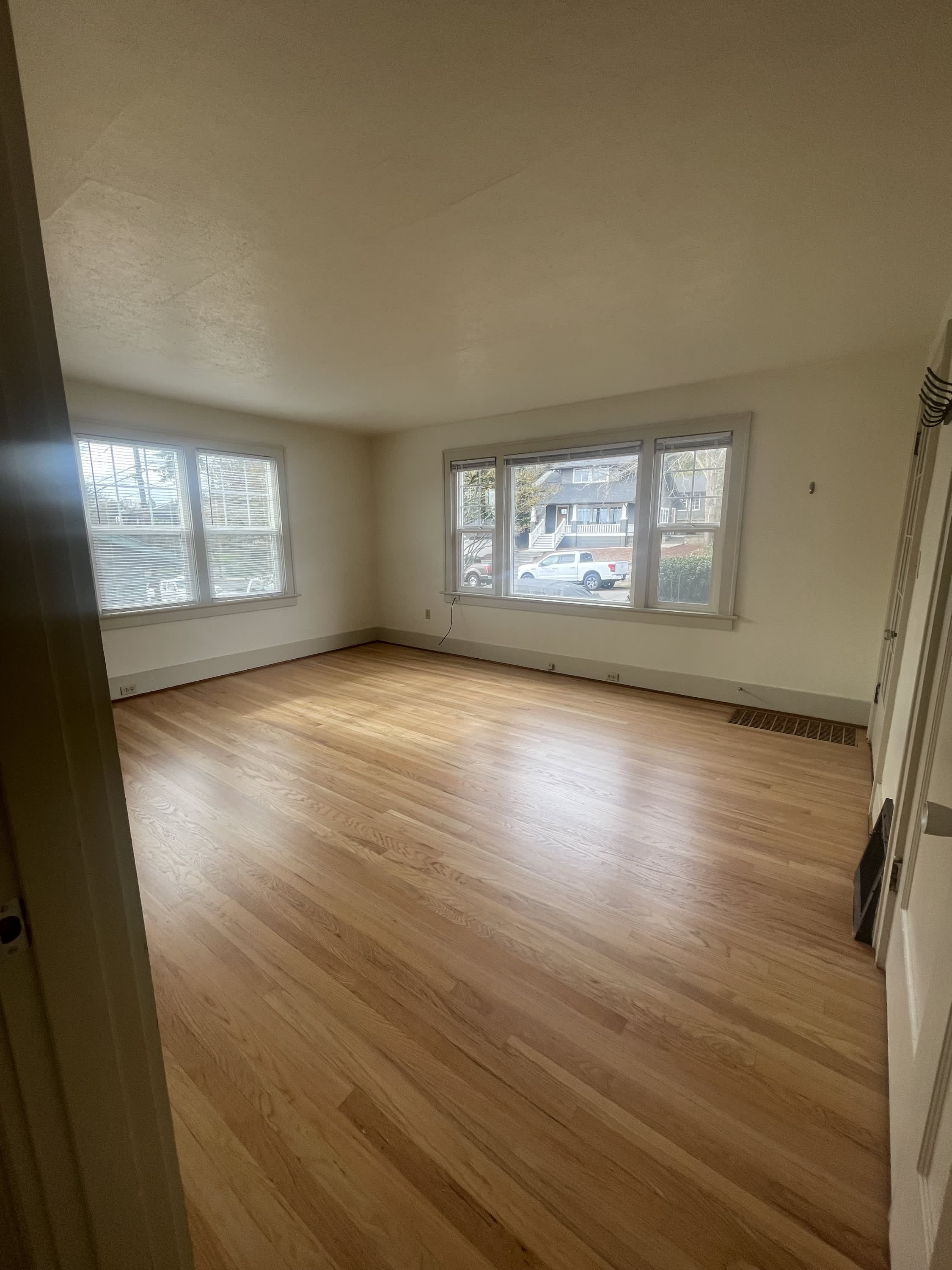 934 Northeast 5Th Avenue 2 – photo 3