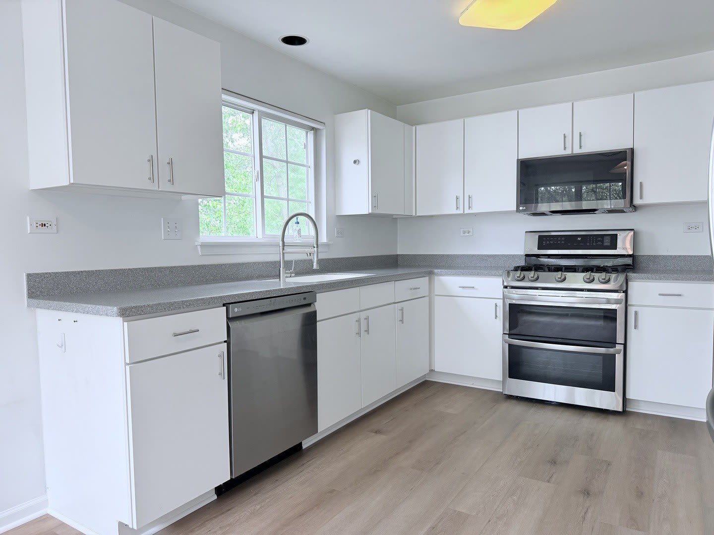 1146 Bristol Lane – photo 2