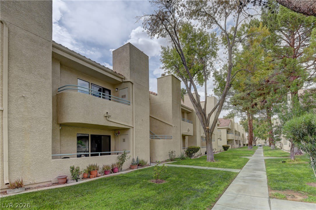 820 N Sloan Lane – photo 2