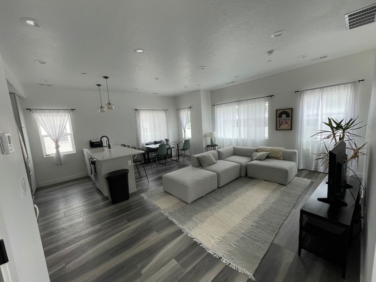 Stunning 2 Bed 2.5 Bath Townhome! – photo 1