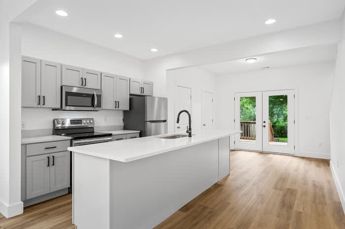 530 Raymond Street – photo 4