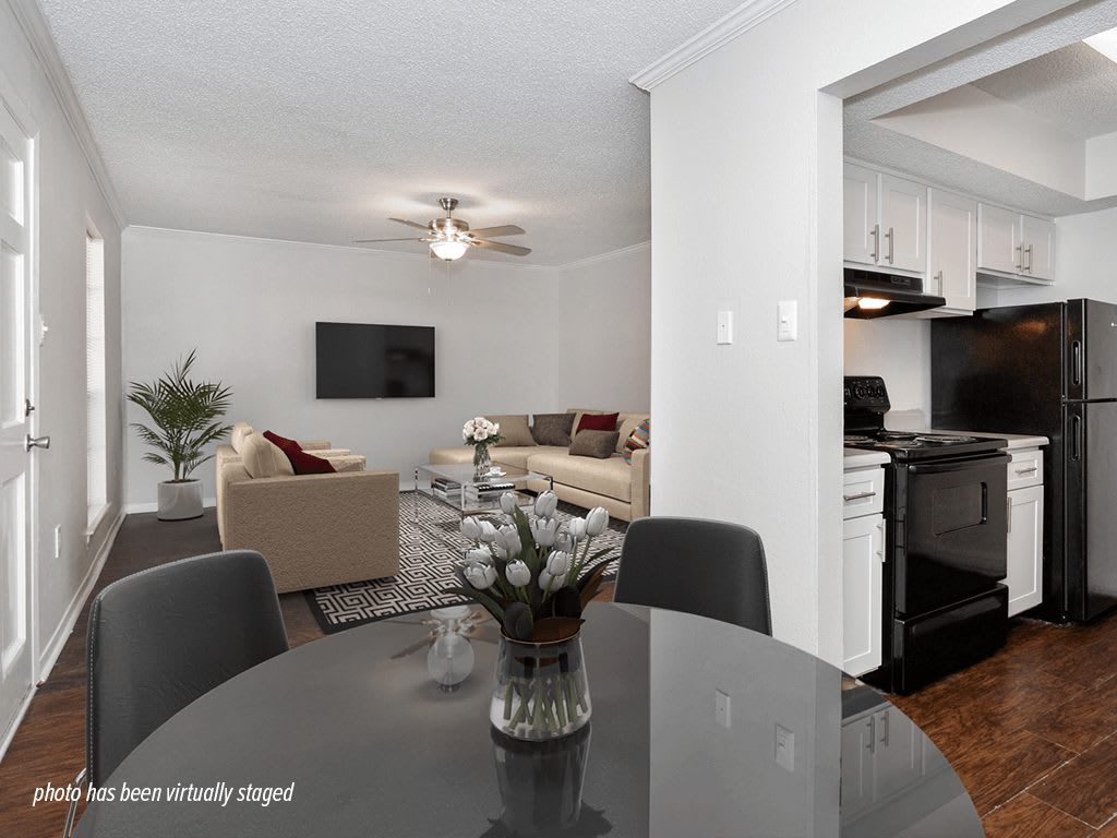 3 Bedrooms 1 Bath – photo 2