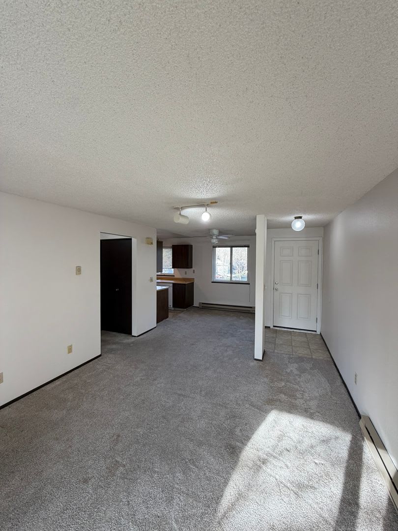 Cozy one-bedroom in nicely kept complex with Pool, Sauna, Tennis Court and more! – photo 5