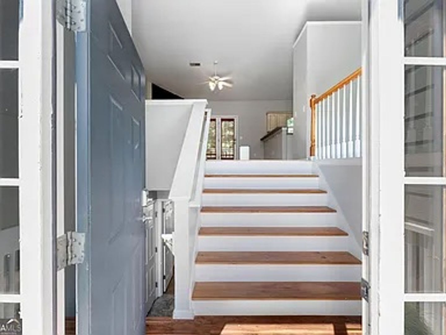 Gorgeous Newly Renovated and Sprawling Yard – photo 4