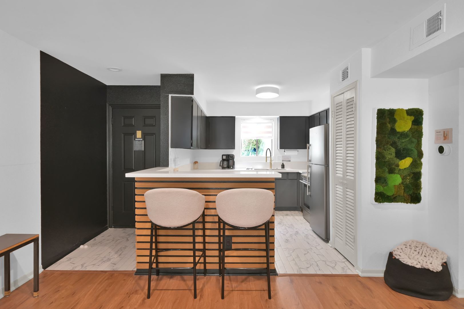 Wonderful 1 Bed 1 Bath In Convenient Location – photo 2
